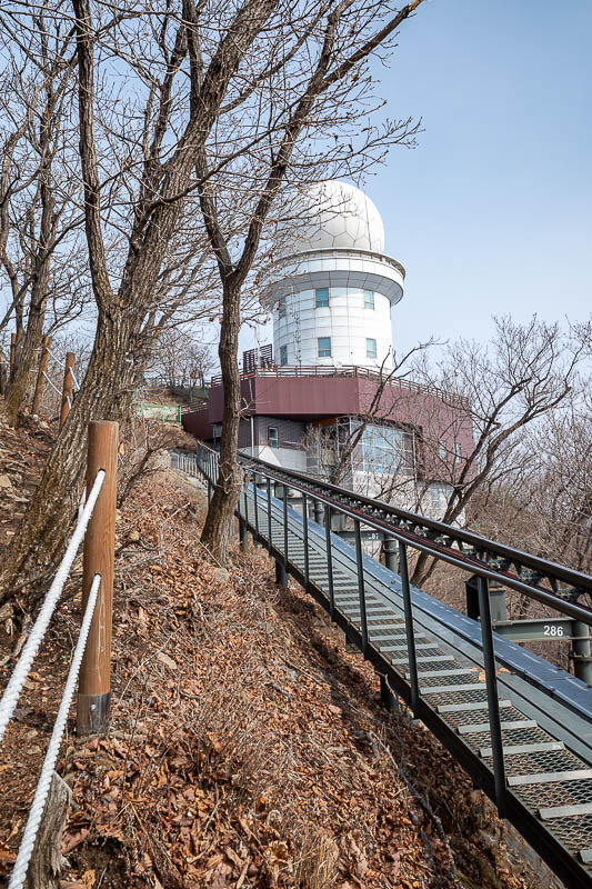 Korea-Seoul-Hiking-Yebongsan - Behold, the observatory!