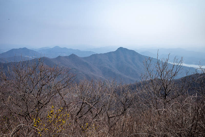Korea-Seoul-Hiking-Yebongsan - I shall continue along all of those ridges. The haze is making for a strange twilight.