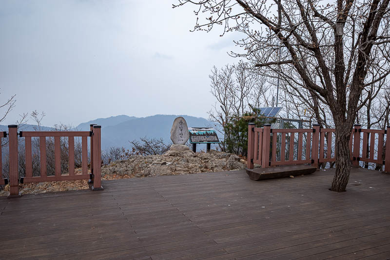 Korea-Seoul-Hiking-Yebongsan - Final summit, with a big deck. A lot of people come up to here and turn back, the path between the summits I saw no one at all.
