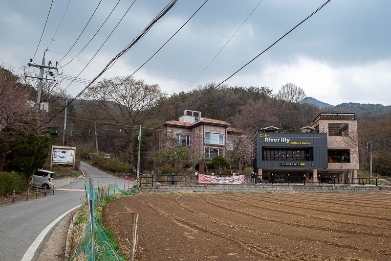 Korea-Seoul-Hiking-Yebongsan - There are a few cafe and holiday house type places around the bottom.