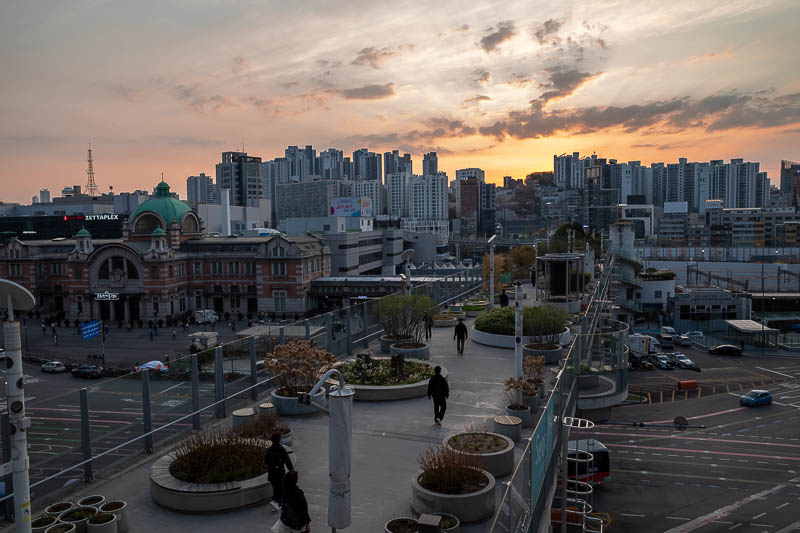 Korea-Seoul-Namdaemun - Elevated walk to a new roof