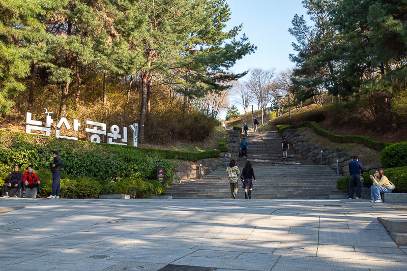 Korea-Seoul-Namsan-Itaewon - Tonight I will start my walk up to the tower area via the path where the old part of the wall is. Often I come down this way.