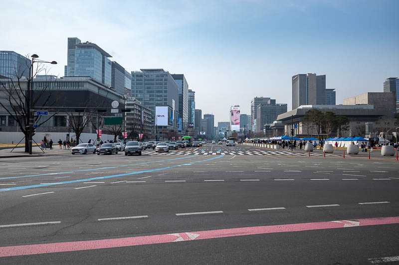 Korea-Seoul-Tomb-Mall - I reached the end of the marathon. That's a lot of road. Too bad it's generally closed for protests.