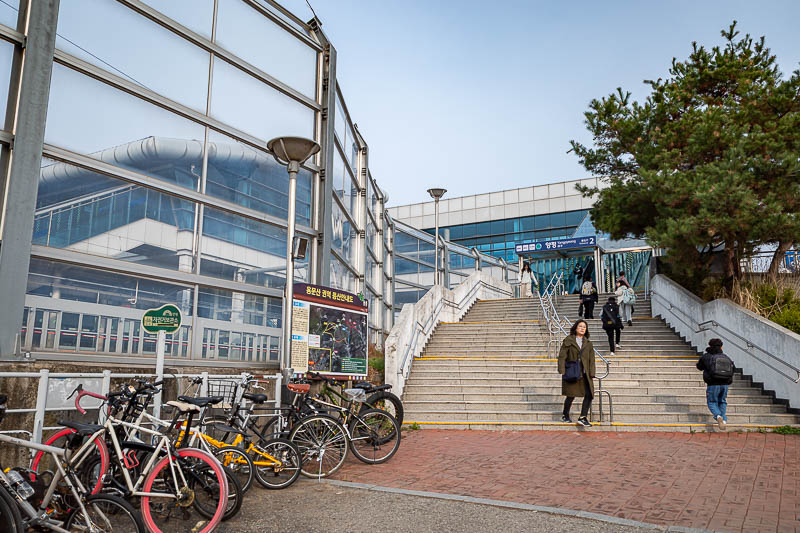 Korea-Seoul-Hiking-Yongmunsan - Yangpyeong station. It is also a KTX (bullet train) station, I probably should have got a bullet train here. There are numerous convenience stores bet