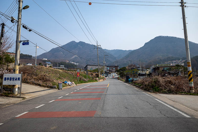 Korea-Seoul-Hiking-Yongmunsan - It is about 3km from the station to the trail. Last time I went a different way and got lost as part of a park had been demolished to make a highway. 