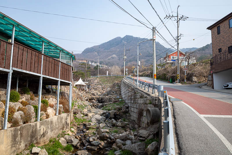 Korea-Seoul-Hiking-Yongmunsan - There are already lots of rocks and I haven't even left the town yet.
