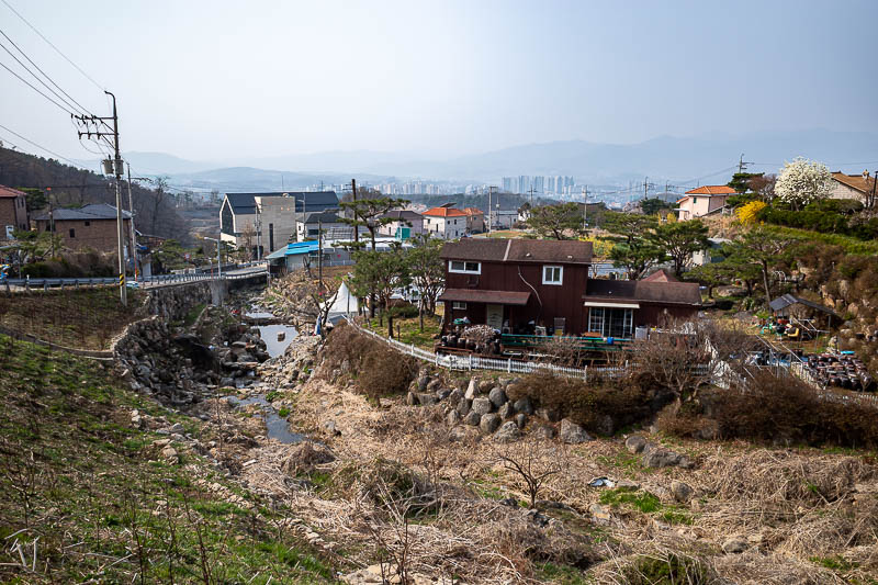 Korea-Seoul-Hiking-Yongmunsan - Looking back through the pollution at Yangpyeong. There are quite a few large new apartment buildings in the small city, more than last time.