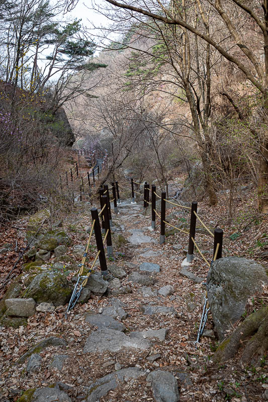 Korea-Seoul-Hiking-Yongmunsan - The lower bits have some steps and a lot of ropes. The middle bits have none. At the end, steps and ropes appear again. I guess that is because a lot 