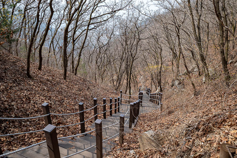 Korea-Seoul-Hiking-Yongmunsan - Soon I will be above the stairs.