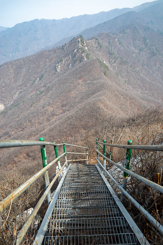 Korea-Seoul-Hiking-Yongmunsan - After the first main peak, the vertigo inducing grated stairs.