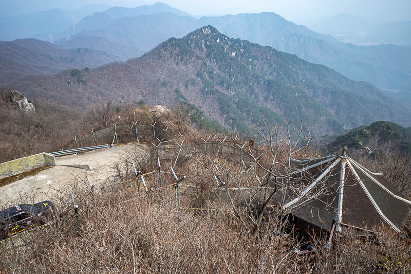 Korea-Seoul-Hiking-Yongmunsan - Like so many summits with an army base, there is a secret road. That is a mountain rescue car. I saw about 4 groups of guys in rescue gear, some flyin