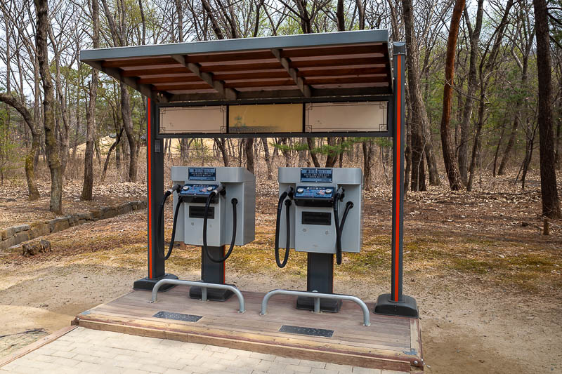 Korea-Seoul-Tomb-Mall - Korea loves shoes, so everywhere you walk on gravel, you get given an opportunity to blow the dust off.