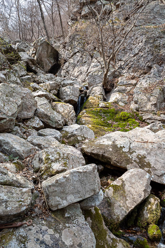 Korea-Seoul-Hiking-Yongmunsan - Big rocks, with moss, but never really slippery.