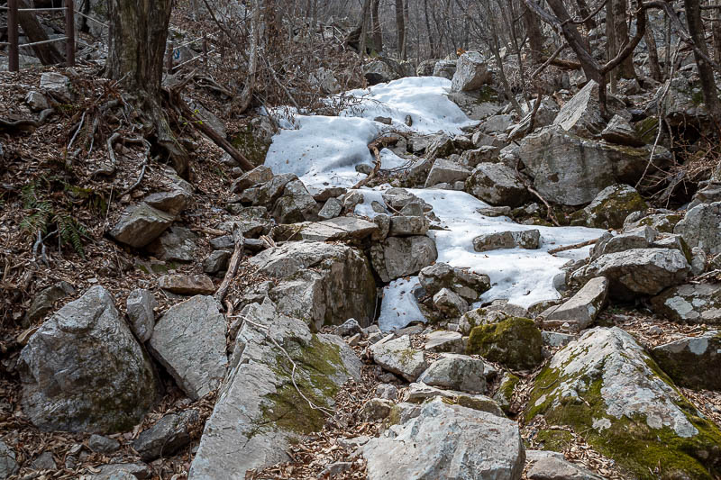 Korea-Seoul-Hiking-Yongmunsan - I put my ski's on for a while, then wrote my name in the snow.