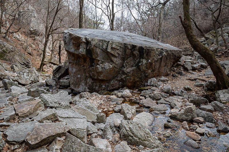 Korea-Seoul-Hiking-Yongmunsan - A giant rock! I know I am getting near the end as I remembered giant rock from last time.