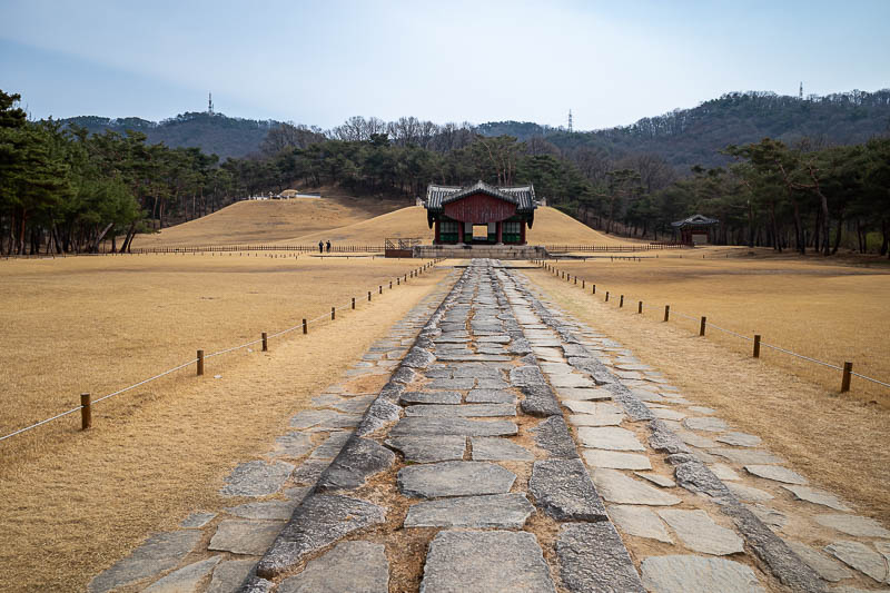 Korea-Seoul-Tomb-Mall - The inconvenient tombs