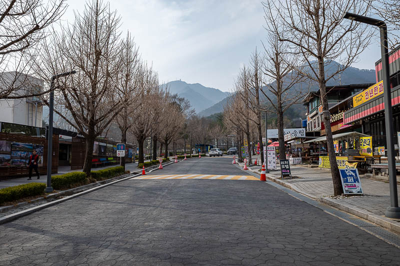 Korea-Seoul-Hiking-Yongmunsan - The street through the 'town' is nice too. It even has a convenience store. A nice place to wait 20 minutes for the bus.