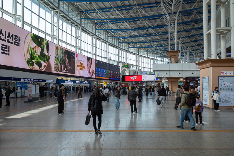 Korea-Seoul-Changwon-Train - The inside of the Seoul station is very familiar to me.