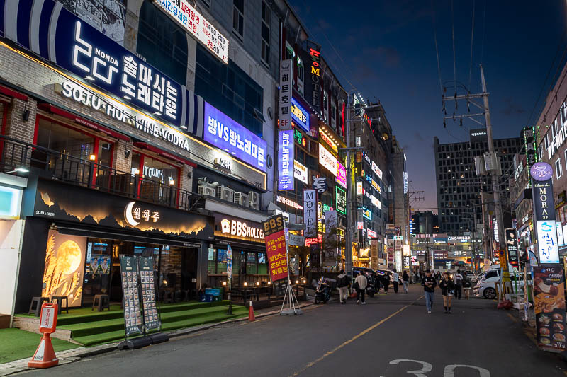 Korea-Changwon-Sangnam-Tofu - Note that there are no footpaths.