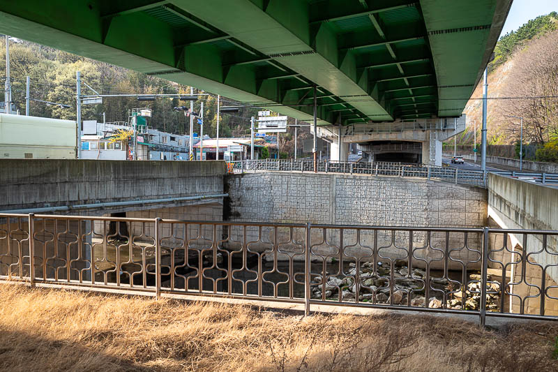 Korea-Changwon-Hiking-Bulmosan - I got off about here, greeted by a drain and a highway overpass.