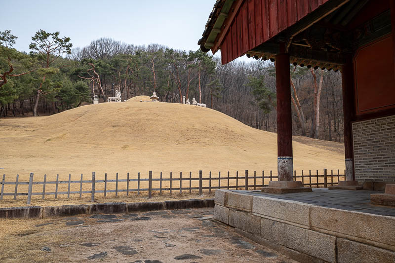 Korea-Seoul-Tomb-Mall - People featured in numerous Netflix shows are buried there.