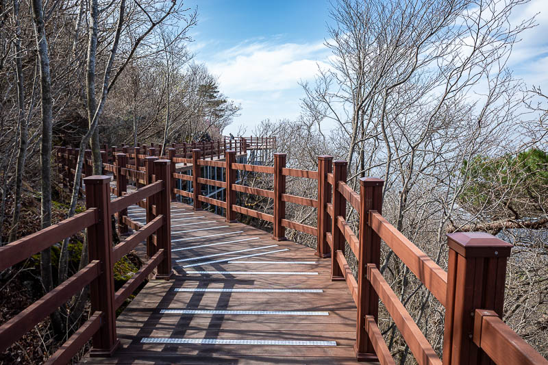 Korea-Changwon-Hiking-Bulmosan - The top has hundreds of metres of walkways and lookouts. I expected there to be more people given that it is a weekend with good weather.