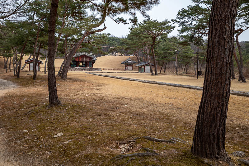 Korea-Seoul-Tomb-Mall - Too many tombs.