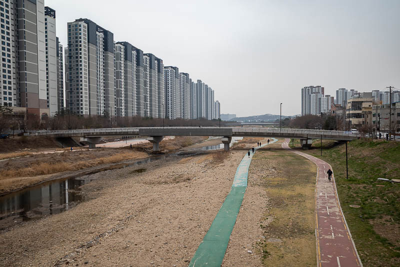 Korea-Seoul-Tomb-Mall - After the bus, I got off in the middle of nowhere and got to examine this drain.