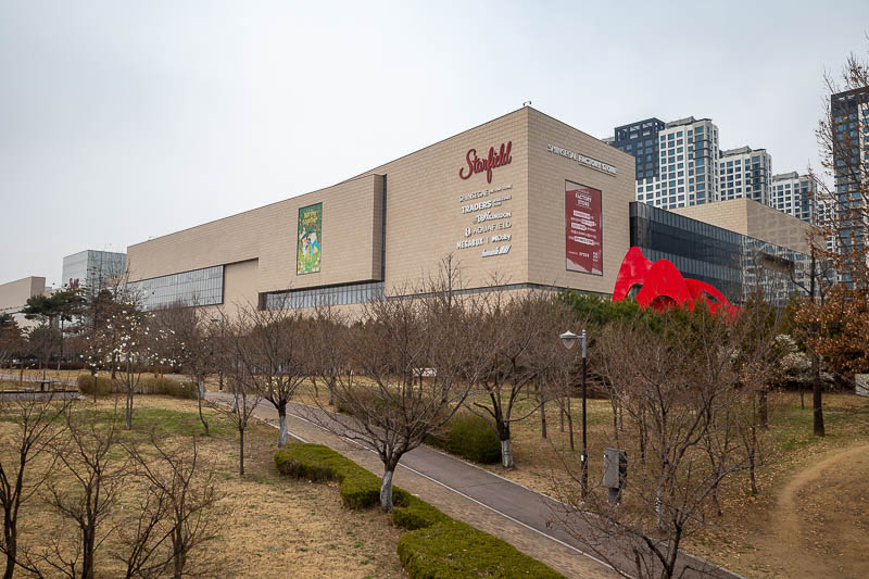 Korea-Seoul-Tomb-Mall - But right nearby is a 'new' area, one of the Starfield brands megamalls. It was indeed huge, but sadly nowhere really for a light lunch, just full din