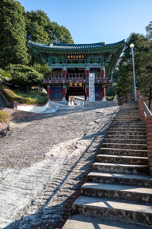 Korea-Changwon-Hiking-Jinhae - So much steeper, but now I am at the temple area. Technically it is not on the Jinhae dream road trail, but I decided to make a detour.