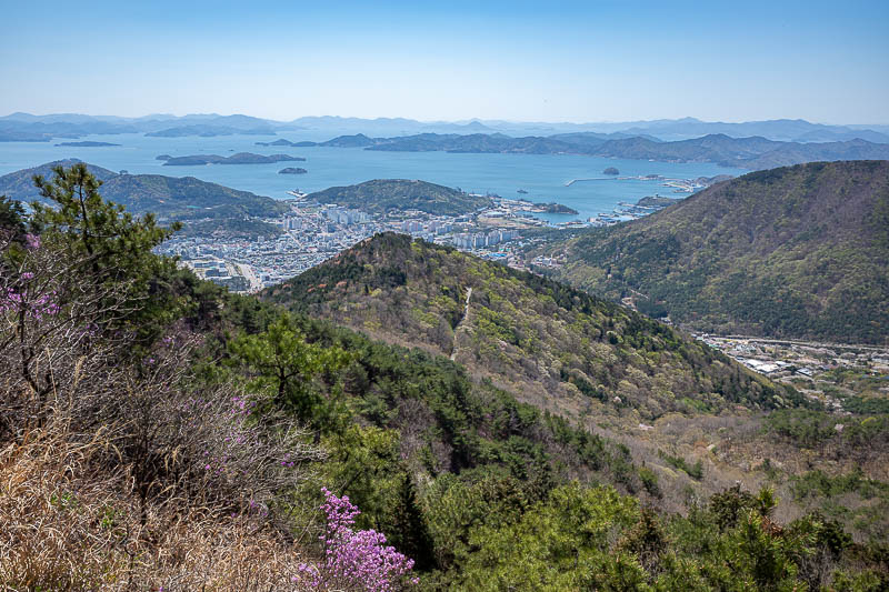 Korea-Changwon-Hiking-Jinhae - Probably another way down there, I will ignore it and keep going.