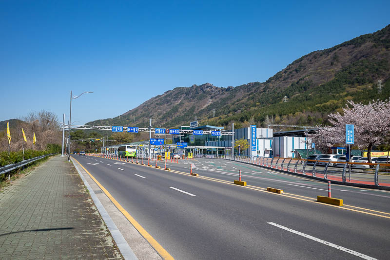 Korea-Changwon-Daejeon-KTX - It is quite a small station, but does have a convenience store.