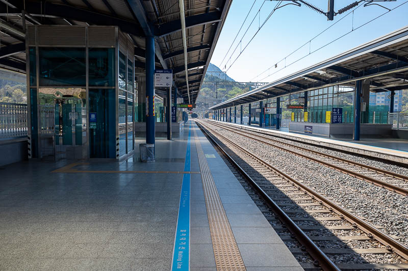 Korea-Changwon-Daejeon-KTX - I was the only person on the platform. I walked up and down the entire length.