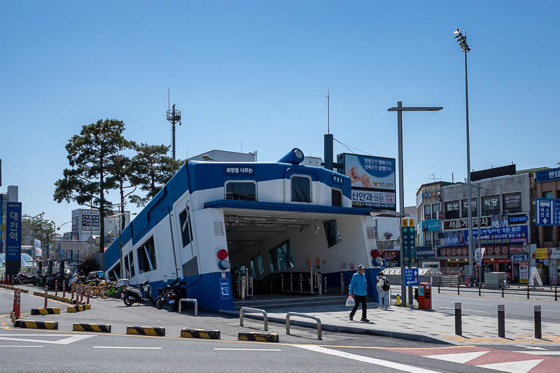 Korea-Changwon-Daejeon-KTX - The mirror universe