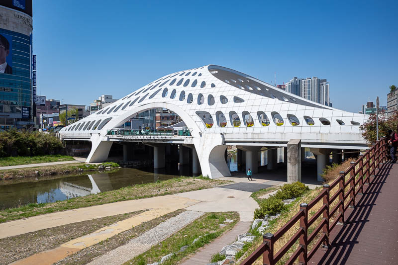 Korea-Changwon-Daejeon-KTX - The bridge is still the same, behind it appears to be an entirely new suburb, I will come back and do a full investigation later.
