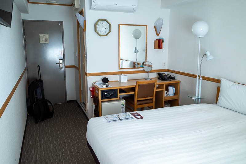 Korea-Changwon-Daejeon-KTX - The desk is the same, the lamp is different to last time.