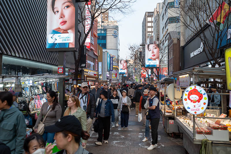 Korea-Seoul-Myeongdong-Cheonggyecheon - First bit of Myeongdong, busy but not alarmingly so yet.