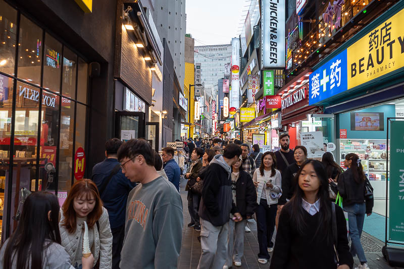 Korea-Seoul-Myeongdong-Cheonggyecheon - Getting busier.