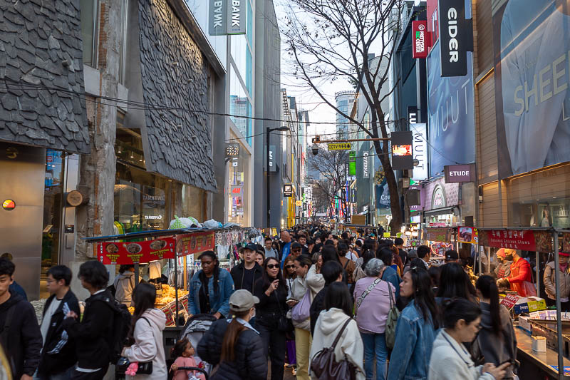 Korea-Seoul-Myeongdong-Cheonggyecheon - OK that is too many people, retreat.