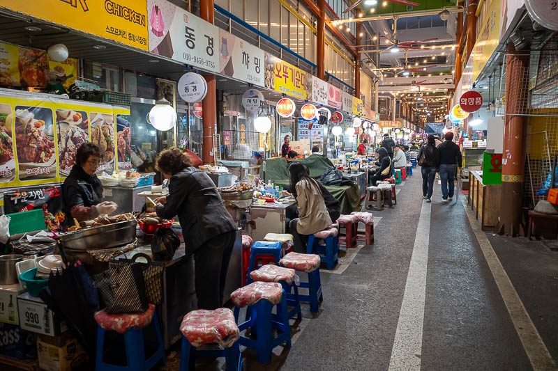 Korea-Daejeon-Eunhaeng-Malatang - The unlit sky road