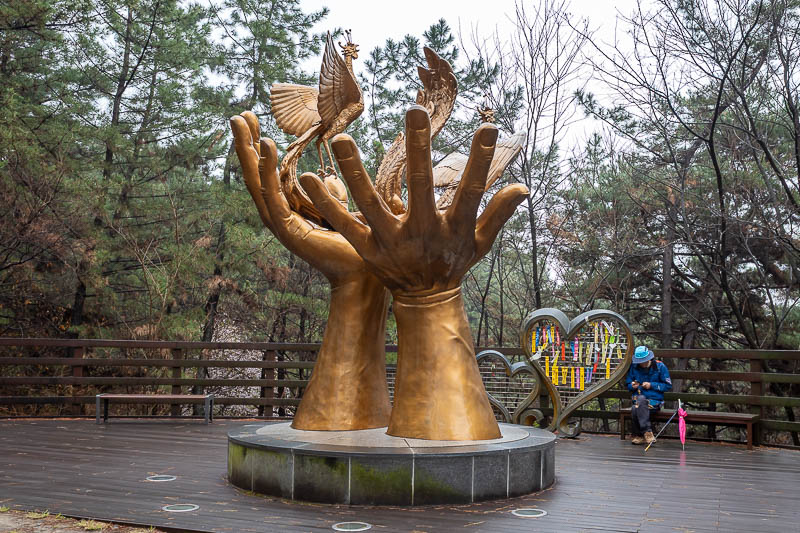 Korea-Daejeon-Hiking-Gyejoksan - As mentioned, the golden hands were the landmark I was looking for to ensure I was on the right trail.