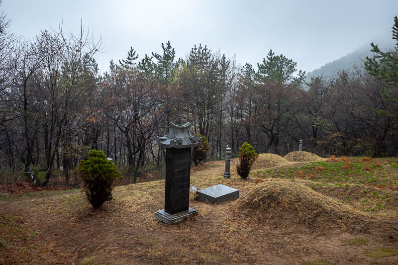Korea-Daejeon-Hiking-Gyejoksan - There were many graves around.