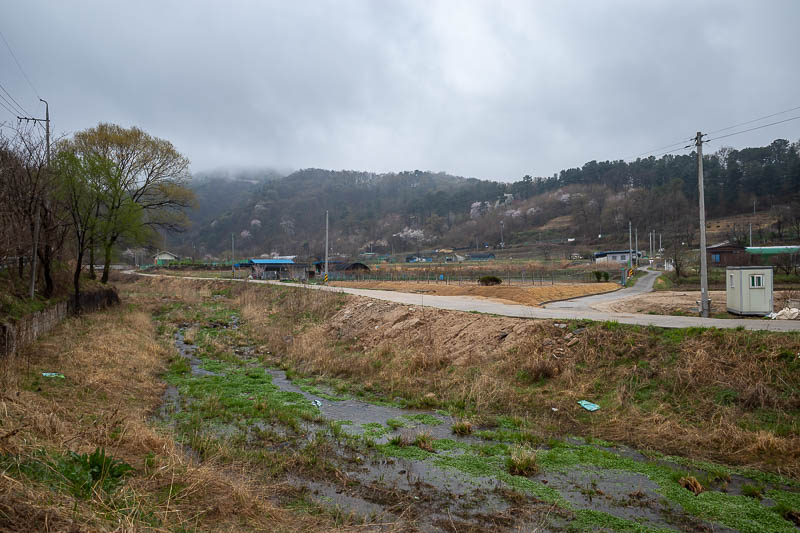 Korea-Daejeon-Hiking-Gyejoksan - I was very surprised to come out into this valley, with poor quality farms. It was at this point I knew I was not on the same track as last time.