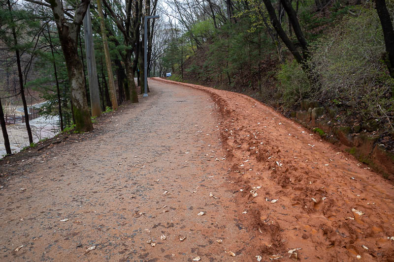 Korea-Daejeon-Hiking-Gyejoksan - Behold, red clay. This is the path up to the actual loop trail for pilgrims. New clay has recently been layed, it is deep and soft.