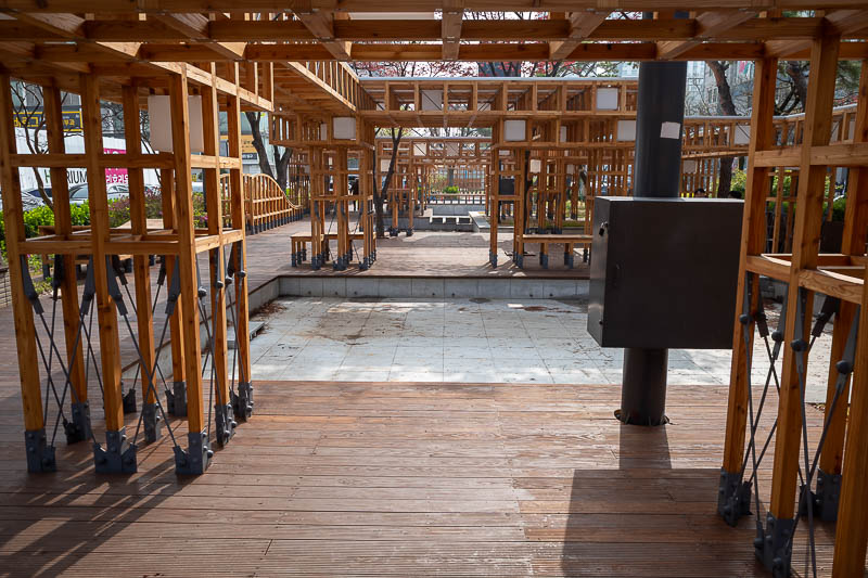 Korea-Daejeon-Yuseong-Market - There were a lot of empty pools where hot springs should be.