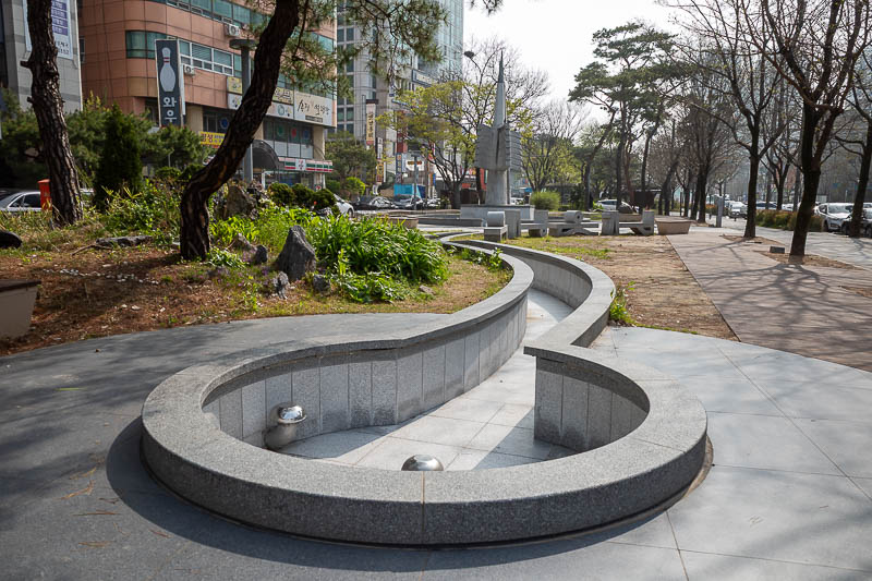 Korea-Daejeon-Yuseong-Market - More empty pools, my feet need to be cleaned!