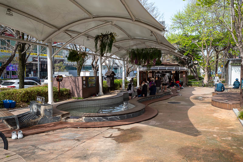 Korea-Daejeon-Yuseong-Market - Finally I found some water. I was not really sure about the photo etiquette situation, so I kept my distance.
