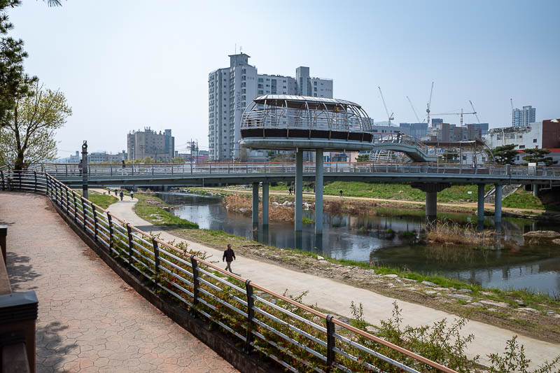 Korea-Daejeon-Yuseong-Market - Now that is what I call a pedestrian bridge. The elevated viewing deck is a fantastic addition. I nominate this for the world architecture awards, Zah