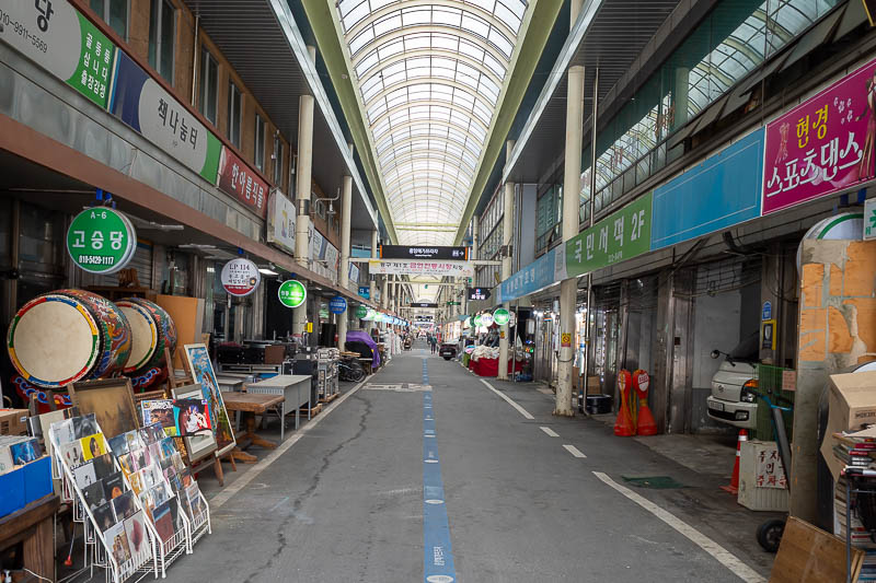 Korea-Daejeon-Yuseong-Market - Time to explore the market again, while it is open. I started at the far end, which seems to be labelled a wholesale market. It was mainly deceased es