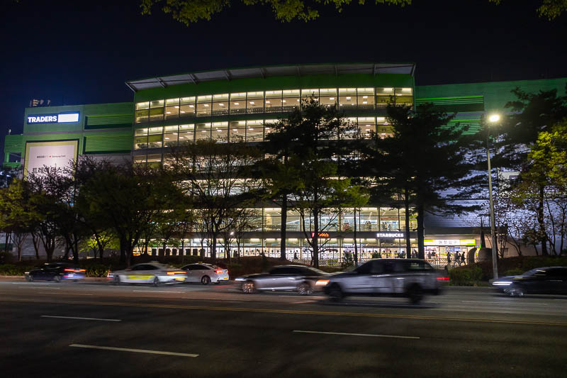 Korea-Daejeon-Gungdong-Ramen - And then finally, the aforementioned traders. An impressive behemoth of bulk buy wholesale goods. I did not go in. Tomorrow is a hiking day, on a Sund